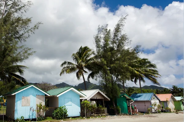 Coloridas cabañas en Rarotonga Islas Cook — Foto de Stock