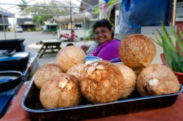 Cocinero mujer isleña venta cocos frescos — Foto de Stock