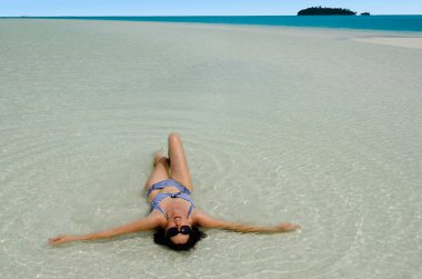 Aitutaki lagün, cook Adaları üzerinde banyo yong kadın.