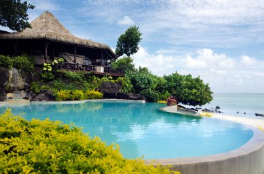 tropikal Pasifik Okyanusunda ada Beach bungalow.