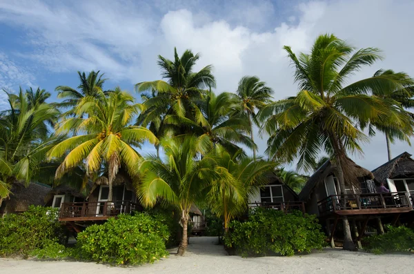 Strand bungalows op Polynesische tropisch eiland — Stockfoto