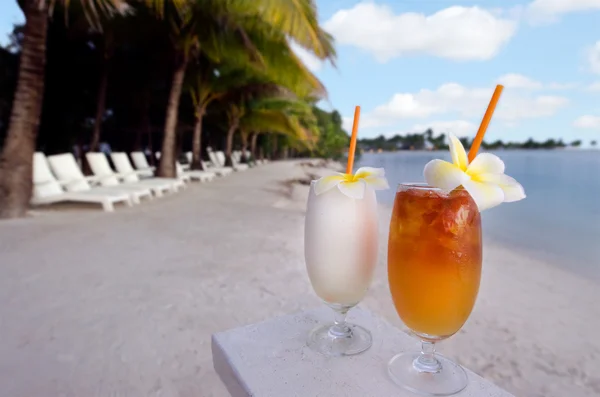 Tropiska drinkar serveras utomhus i aitutaki lagunen cook island — Stockfoto
