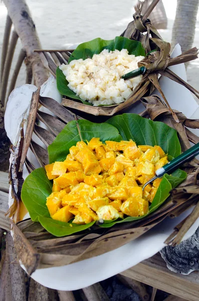 Tropical food served outdoor in Aitutaki Lagoon Cook Islands — Stock Photo, Image