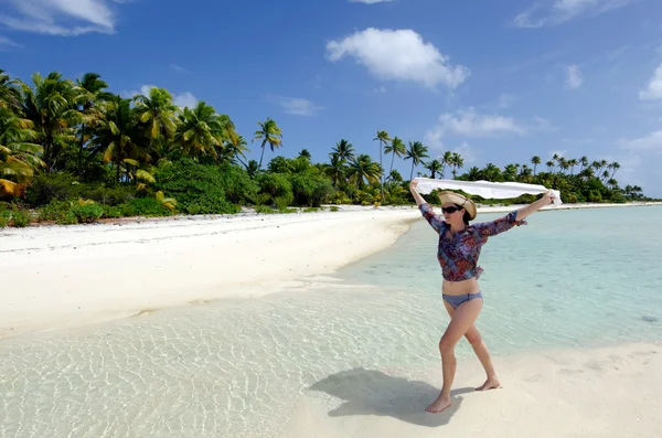 Young sexy woman relax on a deserted tropical island — Stock Photo, Image