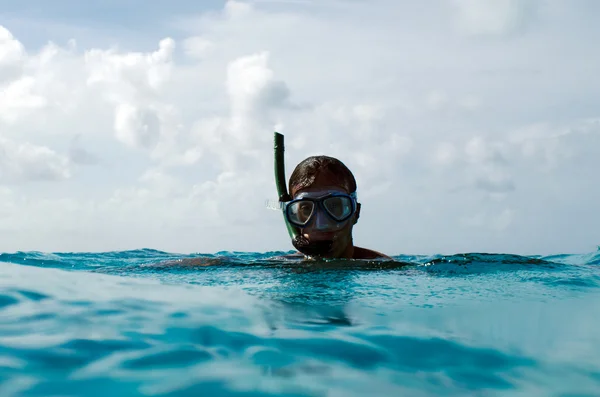 Snorkeler em uma lagoa azul-turquesa — Fotografia de Stock