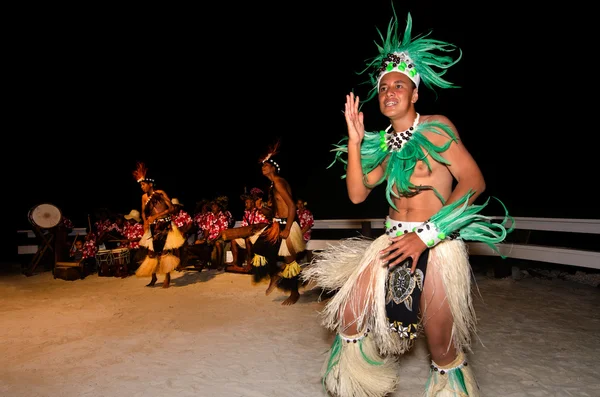 Unga polynesiska pacific island tahitiska män dansare — Stockfoto