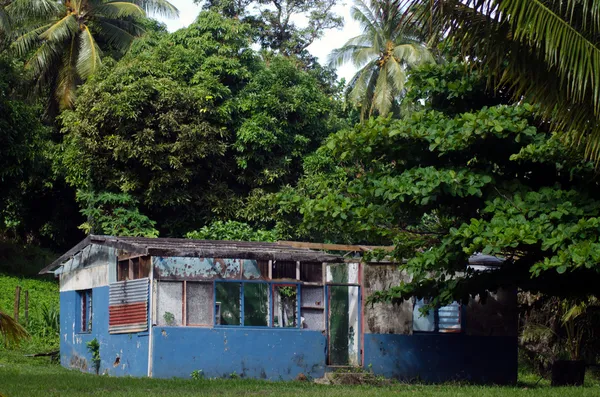 Ødelagt hus fra Cyclone Pat i Aitutaki Lagoon Cook Island - Stock-foto