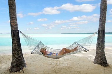 Kadın sakin seyahat etmek tatil sırasında tropik adada