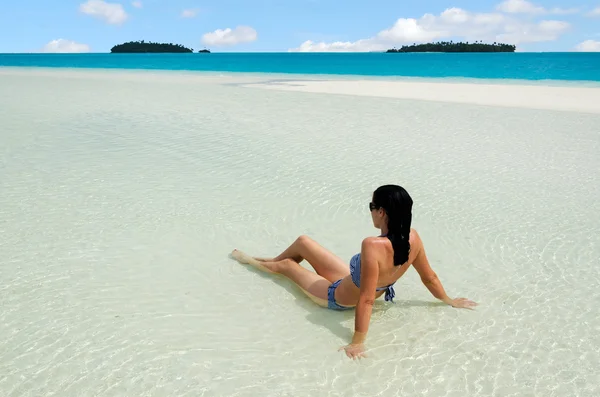 Jeune femme se détendre sur Aitutaki Lagoon Îles Cook — Photo