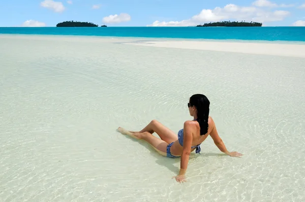 Mujer joven relajarse en la laguna de Aitutaki Islas Cook — Foto de Stock