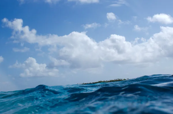 Корабельна аварія surviver погляд у водах Тихого океану oc — стокове фото