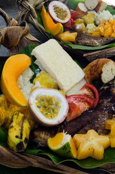 Plato de comida tropical en la laguna Aitutaki Islas Cook — Foto de Stock
