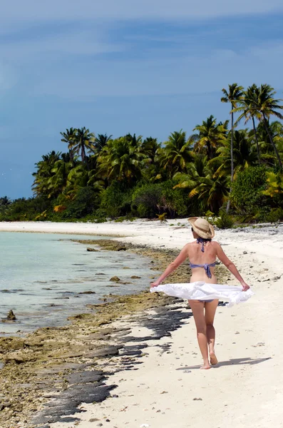 Junge Frau entspannt sich auf einsamer tropischer Insel — Stockfoto