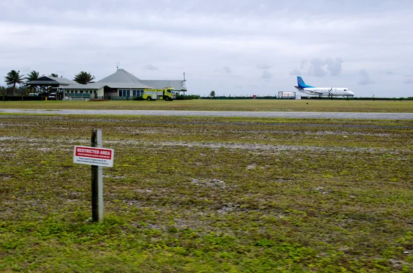 Aitutaki airport i aitutaki lagunen Cooköarna — Stockfoto