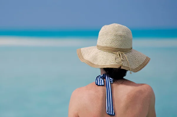 Mujer relajarse durante sus vacaciones en la isla tropical — Foto de Stock