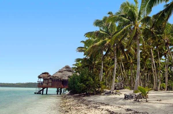 Rif bungalows over tropische koraalrif — Stockfoto