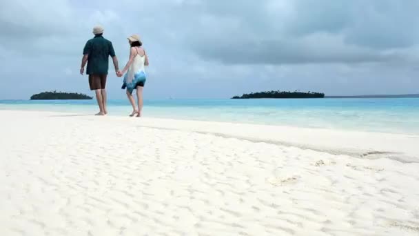Pár během cestování dovolená v aitutaki laguny, Cookovy ostrovy — Stock video