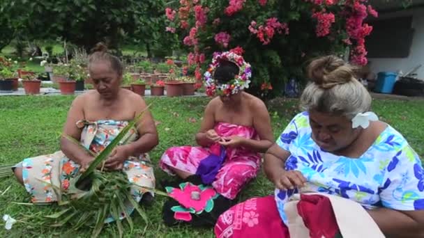 大溪地妇女缝纫tivaivai和编织帽子 — 图库视频影像