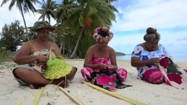 TAHITIAN kobiety do szycia tivaivai i tkania kapelusz — Wideo stockowe