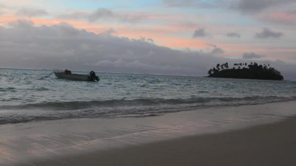 Fishing boat mooring in Muri Lagoon — Stock Video