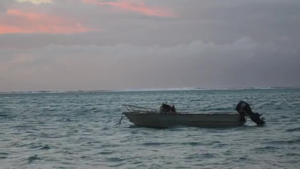 Vissersboot aanleggen in muri lagune — Stockvideo