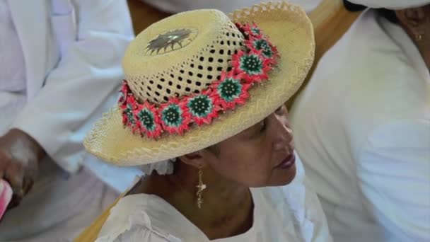 Cook ostrované modlit se v kostele cicc — Stock video