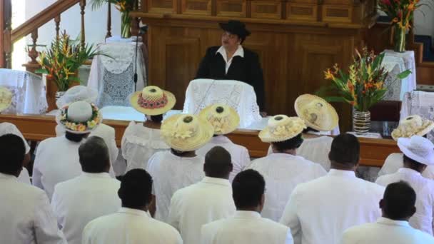 Cook ostrované modlit se v kostele cicc — Stock video