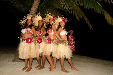 Genç Polinezya Pasifik adasında Tahiti kadın dansçı