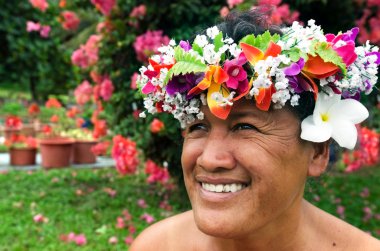 Pasifik adasında Polinezya Tahiti Olgun kadın portresi