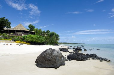 tropikal Pasifik Okyanusunda ada Beach bungalow.