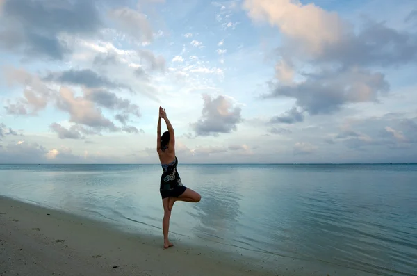 Sunrise yoga on Aitutaki Lagoon Cook Islands — Stock Photo, Image