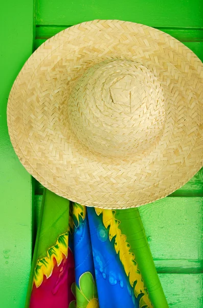 Sombreros de paja en venta en una tienda de souvenirs tropicales —  Fotos de Stock