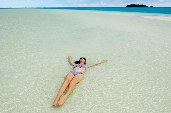 Jeune femme se baignant sur la lagune d'Aitutaki Îles Cook — Photo