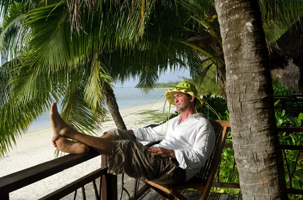 L'uomo si rilassa durante le vacanze di viaggio sull'isola tropicale — Foto Stock