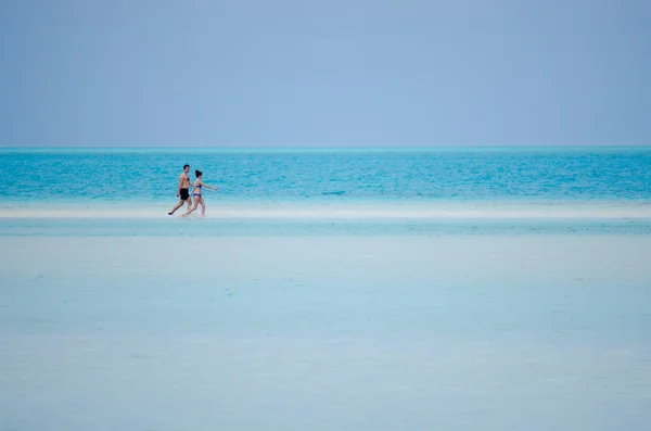 Mladý pár navštivte ostrovy laguny aitutaki — Stock fotografie