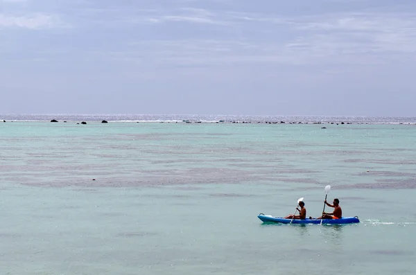 Par kajakpaddling över aitutaki lagunen Cooköarna — Stockfoto