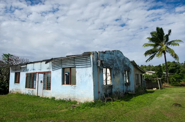 Καταστράφηκε σπίτι από pat κυκλώνα στην aitutaki lagoon μαγείρων νησιών — Φωτογραφία Αρχείου
