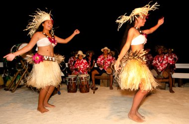 Genç Polinezya Pasifik adasında Tahiti kadın dansçı