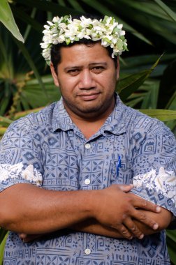 Pasifik adasında Polinezya Tahiti olgun adam portresi