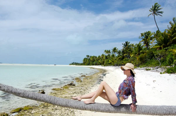 Young, sexy woman relaxing on deserted tropical island — Stock Photo, Image