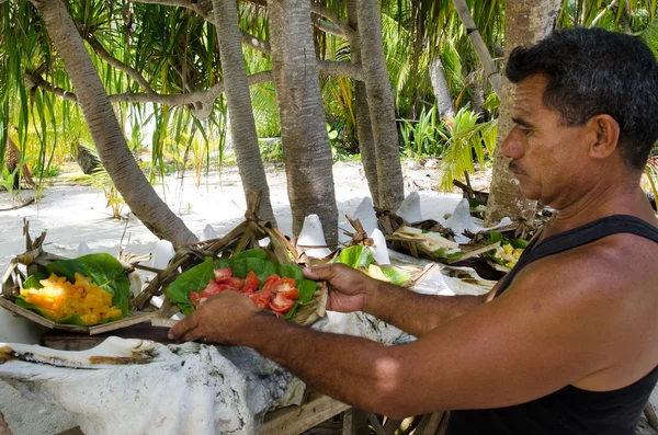 Tropische eten geserveerd buiten in aitutaki lagune Cookeilanden — Stockfoto