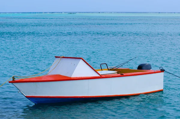 Barca da pesca in laguna aitutaki cook isole — Stockfoto