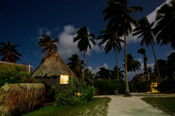 Case tradiționale polineziene în Insulele Aitutaki Lagoon Cook — Fotografie, imagine de stoc