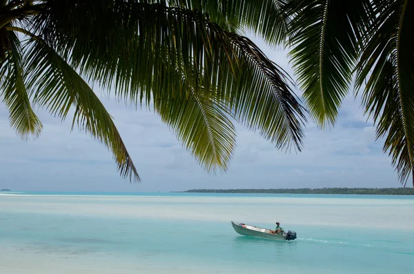 Rybář v rybářské lodi na aitutaki laguny Cookovy ostrovy — Stock fotografie