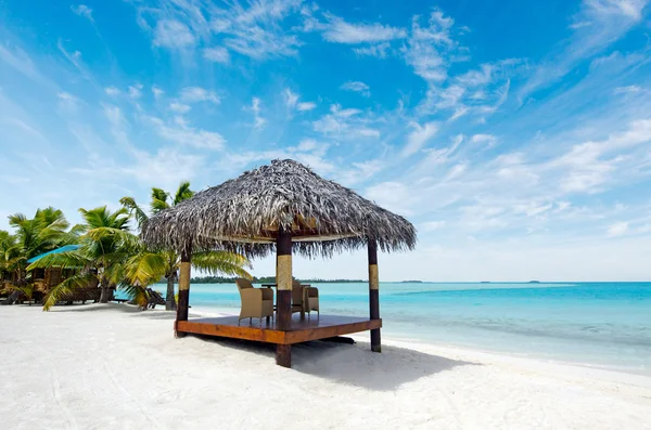 Plážové bungalovy na tropickém ostrově v Tichém oceánu — Stock fotografie