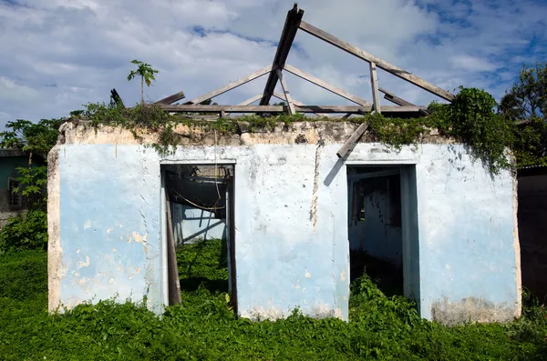 Зруйнований будинок від циклону ПЕТ в Аітутакі лагуни острова Кука — стокове фото