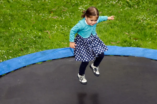 Junges Mädchen Springt Auf Trampolin Heimischen Garten — Stockfoto