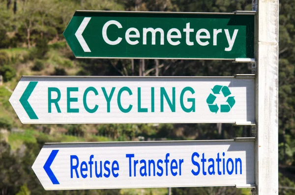 Begraafplaats en recycling station straatnaamborden — Stockfoto