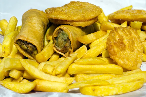 Patatas fritas Fritters y rollos de primavera de comida rápida — Foto de Stock