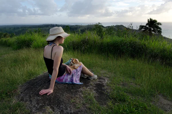 Toeristische bezoek aitutaki lagune Cookeilanden — Stockfoto